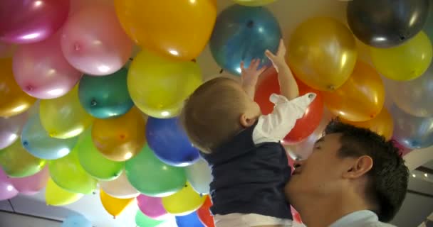 Niño jugando con el padre en el evento de la fiesta en casa . — Vídeo de stock