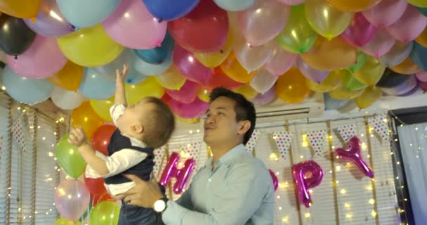 Niño jugando con el padre en el evento de la fiesta en casa . — Vídeos de Stock