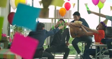 Gençlerin dans ve having fun takım kutlamak tost ve ofislerine gözlükte yükselterek tungur ile.