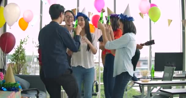 Team van jonge mensen dansen en plezier vieren met toast en rammelende verhogen van de bril in hun kantoor. — Stockvideo