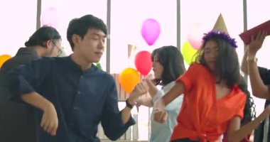 Gençlerin dans ve having fun takım kutlamak tost ve ofislerine gözlükte yükselterek tungur ile.