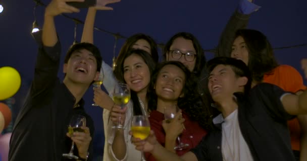 Grupo de jóvenes amigos bailando y divirtiéndose celebrando el Año Nuevo y el Festival de Navidad juntos en la fiesta de verano en la azotea . — Vídeos de Stock