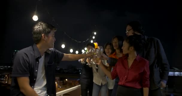 Grupo de jóvenes amigos bailando y divirtiéndose celebrando el Año Nuevo y el Festival de Navidad juntos en la fiesta de verano en la azotea . — Vídeos de Stock