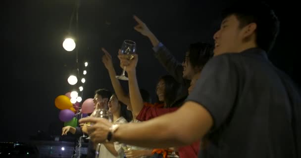 Skupina mladých přátel tance a Bavíte se slaví Nový rok a Vánoce Festival společně na letní párty. — Stock video