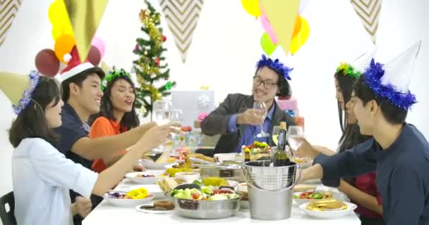 Gruppo di asiatici brindare a tavola insieme e celebrare il Natale con delizioso pasto a Capodanno partito . — Video Stock