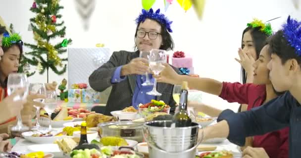 Group of asian people toasting at table together and celebrating Christmas with delicious meal at new year party. — Stock Video