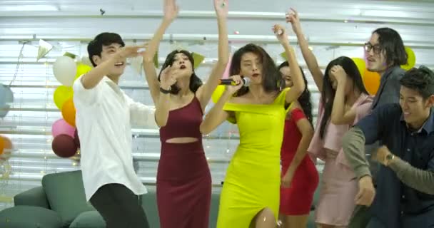 젊은 친구 음악을 떨고 노래방에서 함께 시간을 보내는 때 마이크에 노래 그룹 — 비디오