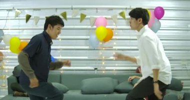 Grup Genç arkadaşıyla birlikte bir partide insanlar, zevk ve yeni yıl kutlama partisi konsepti ile dans.