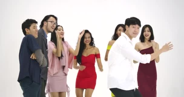 Группа молодых азиатов веселится, танцуя как сумасшедшие на белом фоне. Люди с концепцией праздника, праздника, веселья и Нового года . — стоковое видео