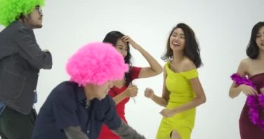 Asya gençler eğleniyor deli gibi beyaz arka plan dans grubu. İnsanlar, zevk ve yeni yıl kutlama partisi konsepti ile.