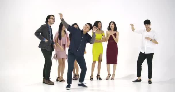 Группа молодых азиатов веселится, танцуя как сумасшедшие на белом фоне. Люди с концепцией праздника, праздника, веселья и Нового года . — стоковое видео