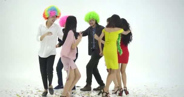 Gruppe junger asiatischer Leute, die vor weißem Hintergrund wie verrückt tanzen. Menschen mit Party, Feier, Genuss und Neujahrskonzept. — Stockvideo