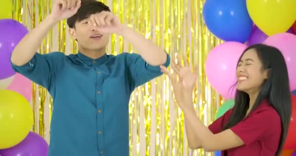 Friends dancing with colorful balloon background at the party in slow motion. — Stock Video