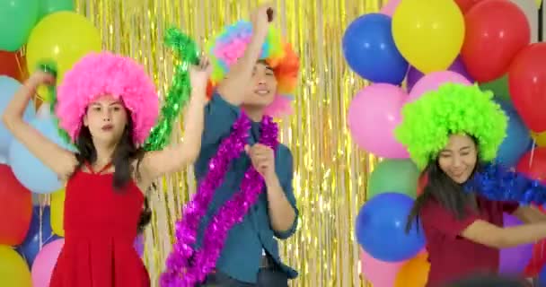 Tanec s barevné bubliny pozadí na večírku v pomalém pohybu přátel. — Stock video