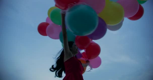 Девушка держит воздушный шар на фоне неба . — стоковое видео