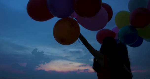 Jovens casais segurando balão com fundo pôr do sol . — Vídeo de Stock