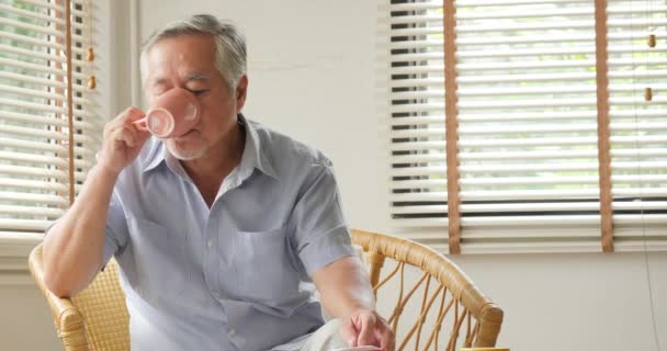 Asiático senior hombre fue masajeado por su esposa en casa . — Vídeo de stock