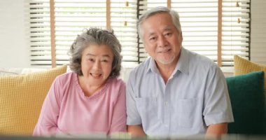 Asya kıdemli çift ile televizyon filmi izlerken oturma odasında birlikte duygu heyecanlandırmak.