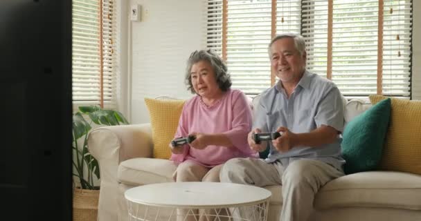 Pasangan senior Asia bermain bersama di rumah dengan emosi bahagia . — Stok Video