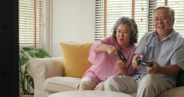 Asiático casal sênior jogar jogo juntos em casa com emoção feliz . — Vídeo de Stock