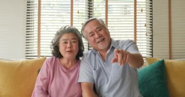 Mutlu üst düzey çift oturma odasında görüntülü görüşme yapma. Teknoloji ve iletişim, üst düzey yaşam tarzı kavramı grubu.