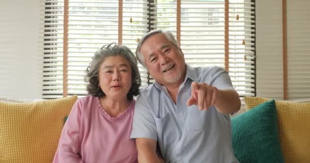 Счастливая старшая пара делает видеозвонок в гостиной. Люди с технологиями и коммуникациями, концепция старшего образа жизни . — стоковое видео