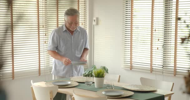 Senior-Mann bereitet den Tisch für ein Dinner Party mit glücklichen Emotionen. Alter, Ruhestand, — Stockvideo