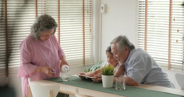 Mutlu Büyükbaba ve Büyükanne küçük torunu ile duygu birlikte evde dinlenmek. — Stok video