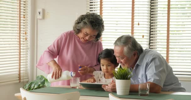 Feliz Abuelo Abuela Con Pequeña Nieta Relajarse Emoción Juntos Casa — Vídeo de stock