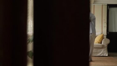 Mutlu üst düzey çift evde dans.