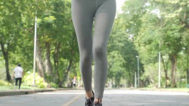 Açık havada fitness izci Giyilebilir teknoloji egzersiz yeşil şehir parkı içinde çalışan genç çekici kadın.