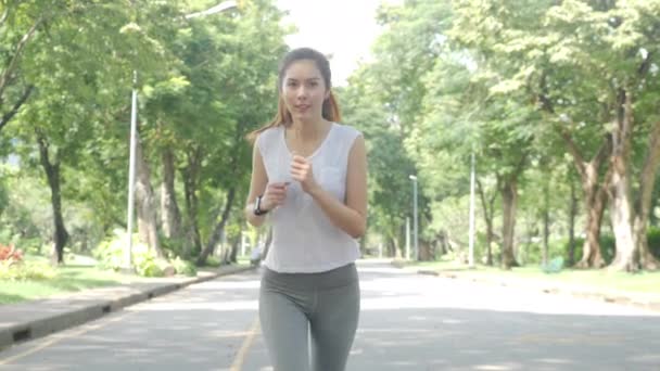 Jovem Mulher Atraente Correndo Parque Cidade Verde Exercitando Livre Tecnologia — Vídeo de Stock