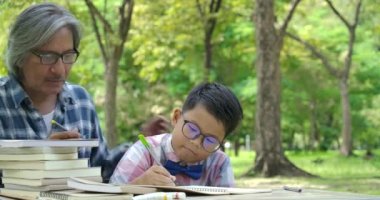 Okul ödevlerini Park ile çocuğa yardım komuta sizde. Eğitim ve ilişki, adam öğretme ve öğrenme çocuk.