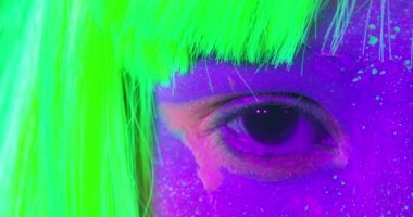 Tatlı kadın gözleri yeşil, peruk içinde floresan makyaj ile yaratıcı makyaj gece kulüpleri için harika görünüyorsun.