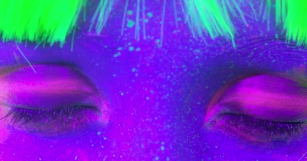 Closeup vrouw ogen met fluorescerende make-up in groen, pruik, creatieve make-up ziet er geweldig uit voor nachtclubs. — Stockvideo