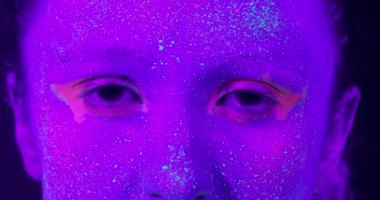 Tatlı kadın gözleri floresan makyaj ile yaratıcı makyaj gece kulüpleri için harika görünüyorsun.