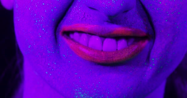 Closeup žena rty s fluorescenční make-upu, kreativní make-up vypadat skvěle pro noční kluby. — Stock video