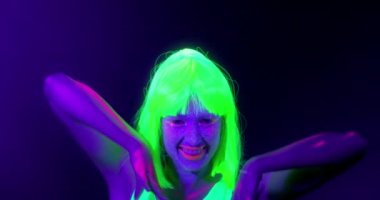 Yavaş motin floresan makyaj ve giyim neon ışık dans ile güzel seksi kadın.