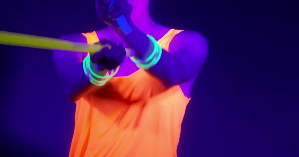 Trage motin van mooie sexy vrouwen met fluorescerende make-up en kleding dansen in neon licht. — Stockvideo