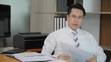 Office belgelerinde ile çalışan yorgun iş adamı. Yorgun adam iş problem çözme.