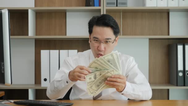 Retrato en cámara lenta de muy feliz éxito animando hombre asiático cuenta y tirar dinero en el aire, levantando las manos celebrando su victoria exitosa con un montón de dólares . — Vídeos de Stock