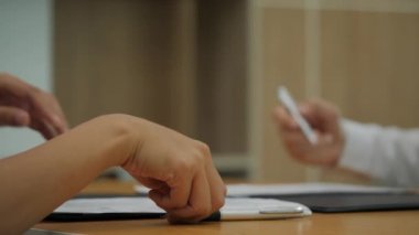 Danışman şirket ofisi ile toplantı istemcileri. İş Kişilik ekibin bir sözleşme imzalamak, sonra mutlu ifade onların elini. Eller closeup çekim.