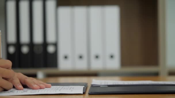 Incontro con i clienti con consulente in ufficio aziendale. Il team di uomini d'affari firma un contratto, poi stringe la mano con espressione felice. Primo piano colpo di mani . — Video Stock