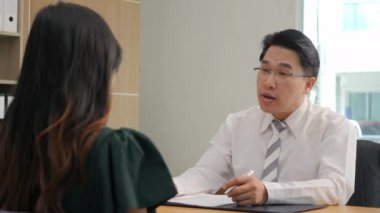 Konuşmak ve Bayan hasta destekleyen Psychoterapist