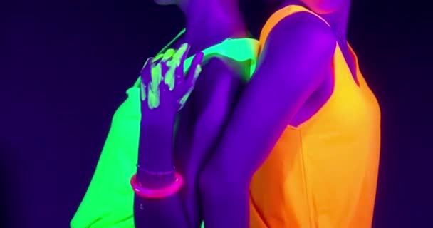 ケバい化粧と服がネオンの光で踊る美しいセクシーな女性の低速 Motin 夜のクラブ パーティー コンセプト — ストック動画