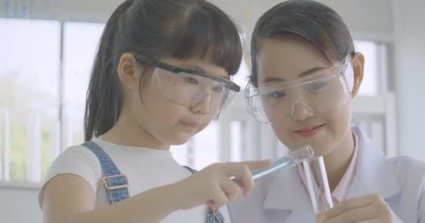 Pequeña estudiante asiática aprendiendo en la clase de laboratorio experimento de ciencia . — Vídeos de Stock