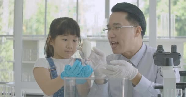 Kleine asiatische Studentin lernt im naturwissenschaftlichen Experimentallabor über Laborratte. — Stockvideo