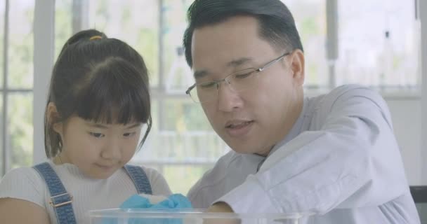 Pequeña estudiante asiática aprendiendo sobre rata de laboratorio en la clase de laboratorio experimento de ciencia . — Vídeo de stock