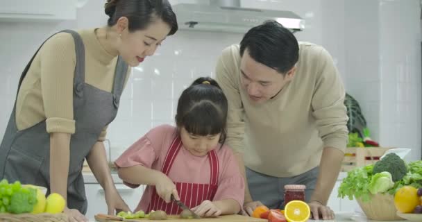 Asijská rodina baví při společné vaření v kuchyni doma — Stock video