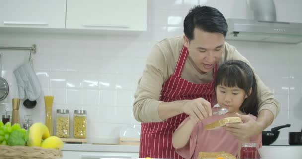 Asiático padre y feliz poco hija tener divertido mientras cocinar juntos en cocina en casa — Vídeo de stock